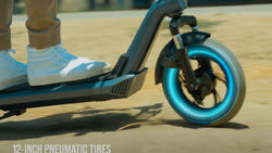 Gyroor X3 fat tire scooter with removable battery